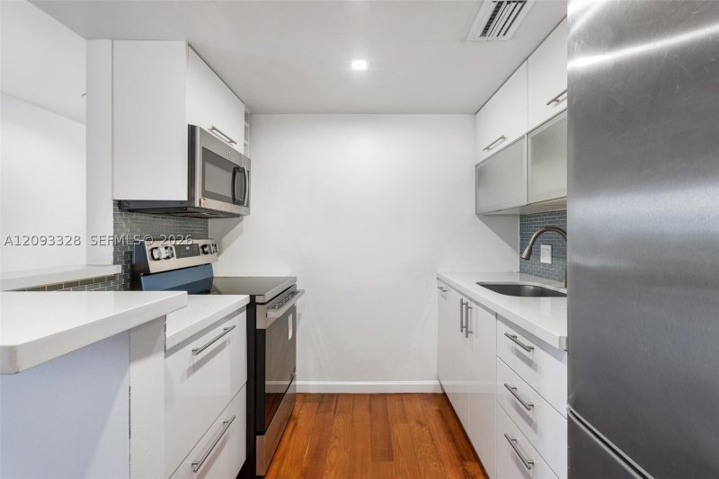 Condo for sale at The Ambassadors 405