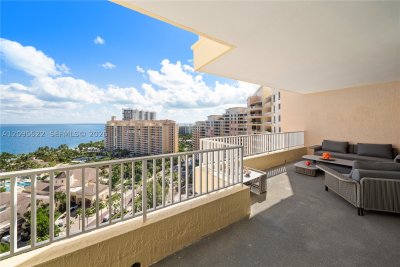 Aluguel de apartamento no Club Tower Three 1802