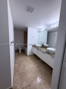 Comprar apartamento no Brickell on the River South 709