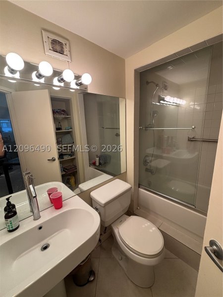 Apartment for rent at Four Ambassadors 1265