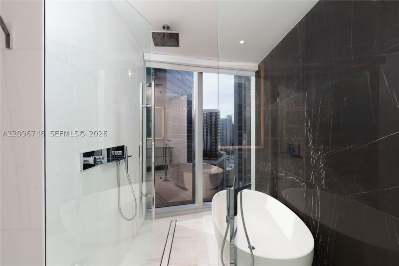 Comprar apartamento no Aston Martin Residences 2107
