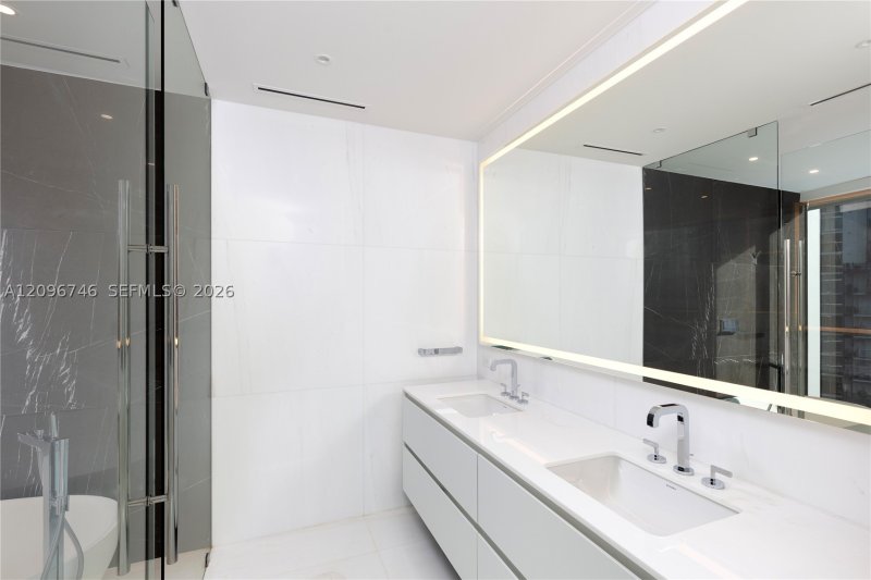 Comprar apartamento no Aston Martin Residences 2107