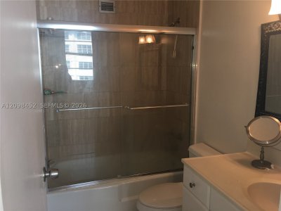 Comprar apartamento no Four Ambassadors 1807
