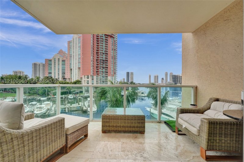 Condo for sale at Aventura Marina II 410