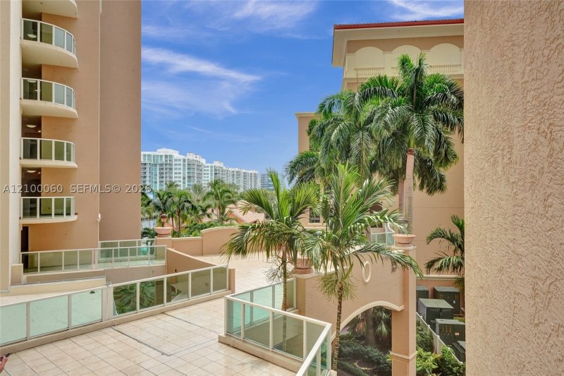 Condo for sale at Aventura Marina II 410
