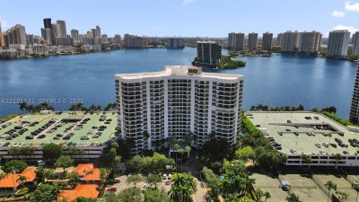 Comprar apartamento no Mystic Pointe 300 PH3