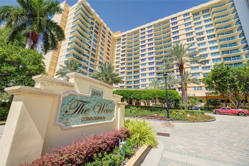 Condo for sale at The Wave Condo 1006