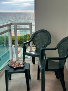 Aluguel de apartamento no The Collins Condo 810