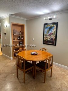 Aluguel de apartamento no The Collins Condo 810