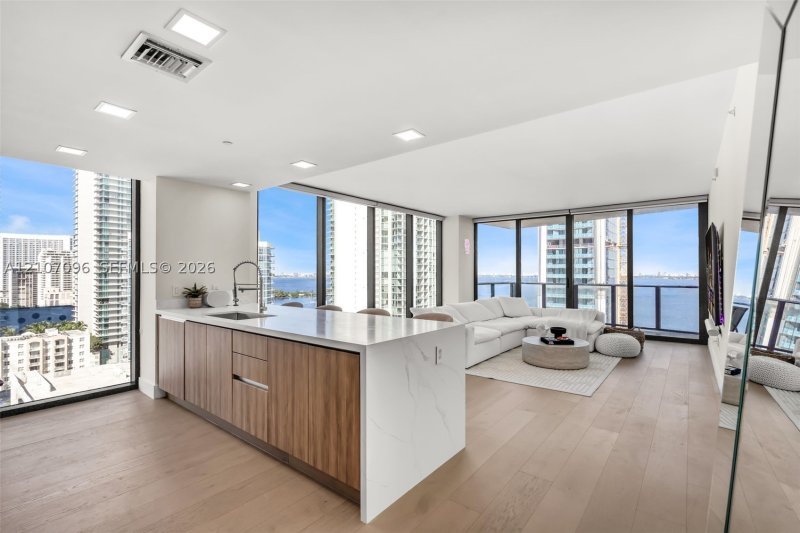 Comprar apartamento no Icon Bay 1801