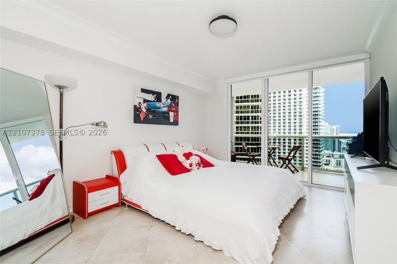 Comprar apartamento no Beach Club Two 3511