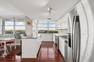 Del Prado Aventura Apt #705