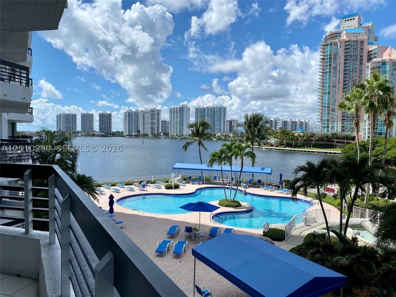 Comprar apartamento no Mystic Pointe 500 303
