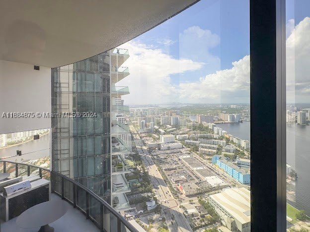Aluguel de apartamento no Porsche Design Tower 5203