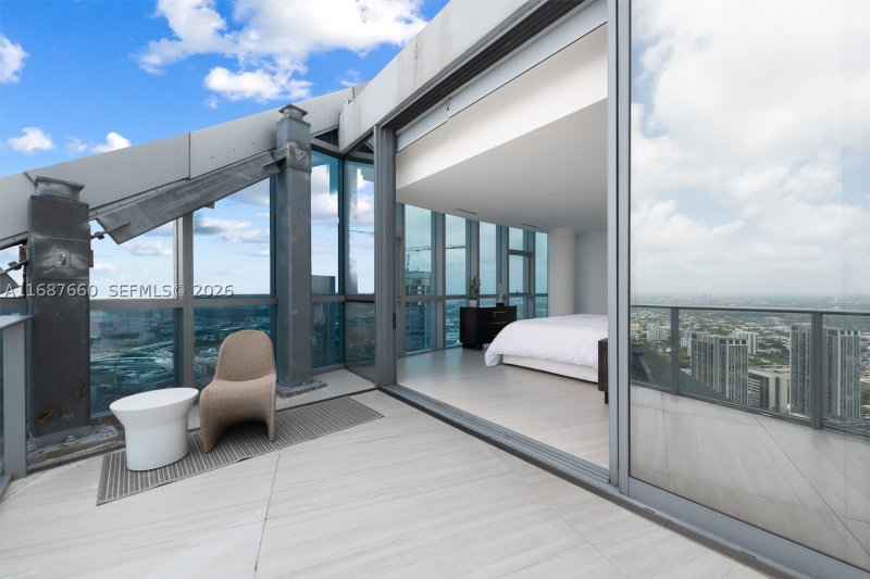 Condo for sale at Paramount Miami WorldCenter PH 5700