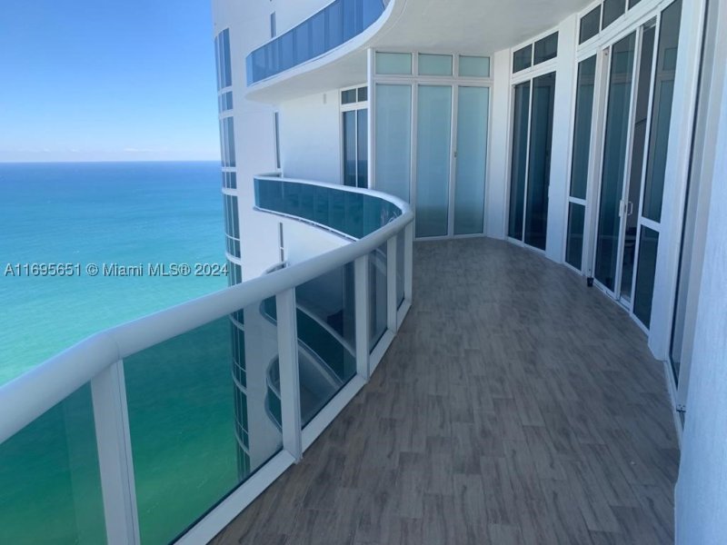 Comprar apartamento no Trump Tower Three 4203