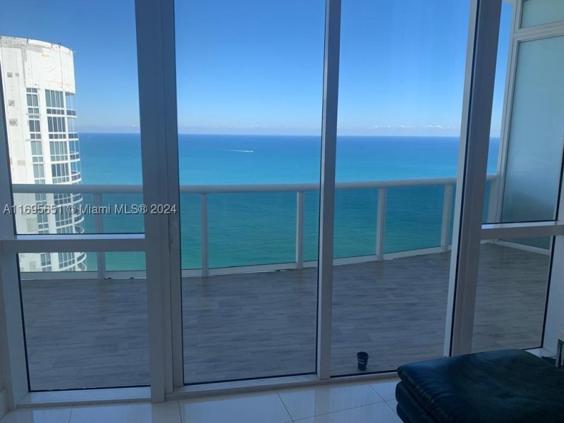 Comprar apartamento no Trump Tower Three 4203