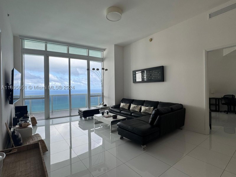 Comprar apartamento no Trump Tower Three 4203