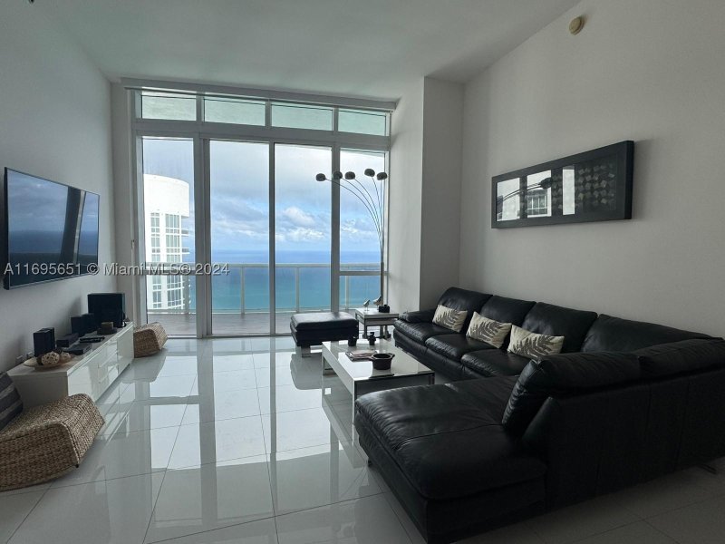 Comprar apartamento no Trump Tower Three 4203