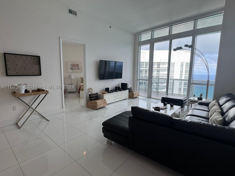 Comprar apartamento no Trump Tower Three 4203