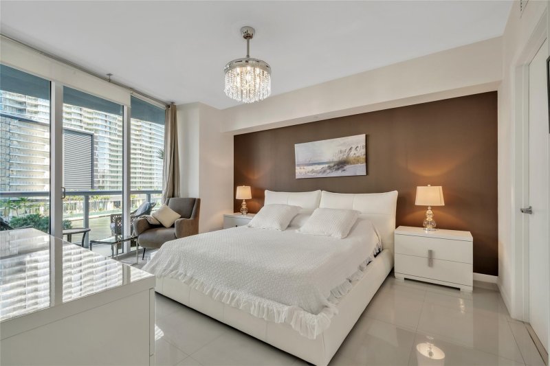 Apartment for rent at Icon Brickell Tower I 512