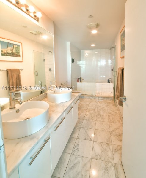 Condo for sale at Marina Blue 2511