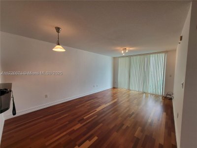 Comprar apartamento no Brickell on the River North 2409