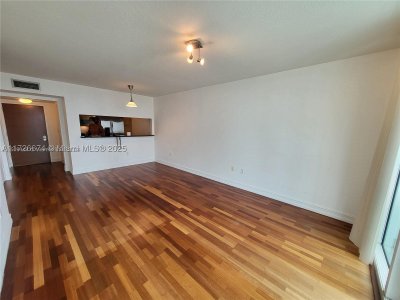 Comprar apartamento no Brickell on the River North 2409