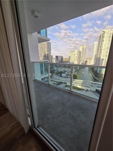 Comprar apartamento no Brickell on the River North 2409