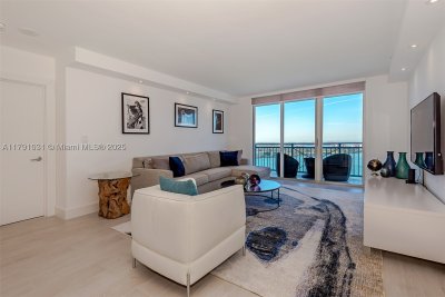 Aluguel de apartamento no Yacht Club at Portofino 2410
