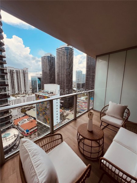 Apartment for rent at 1010 Brickell 2710
