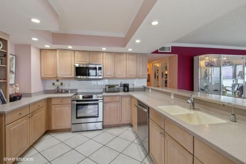 Condo for sale at Southpoint Towers 1101
