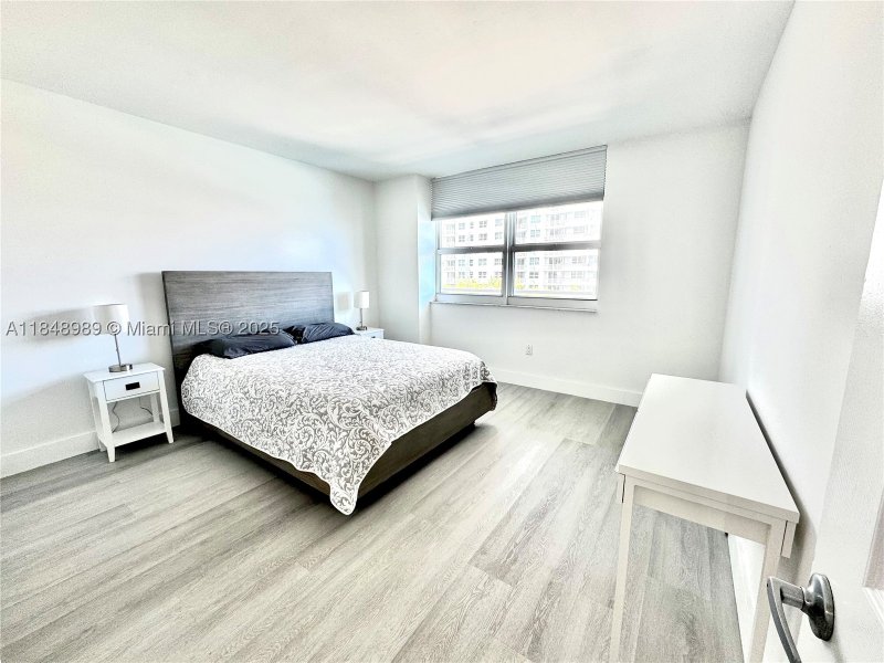 Condo for sale at Mark on Brickell 906