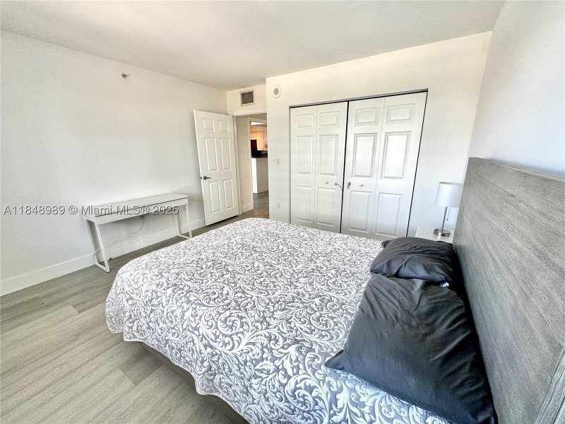Condo for sale at Mark on Brickell 906