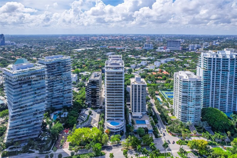 Comprar apartamento en MR. C Residences 1506