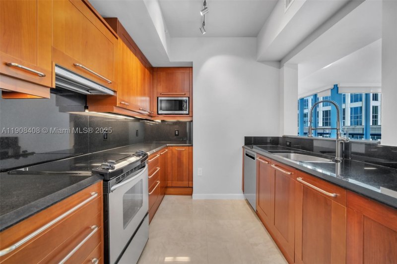 Condo for sale at Las Olas River House 1208
