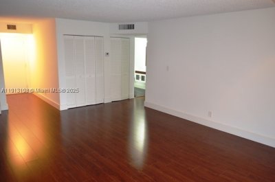 Comprar apartamento no Winston Towers M10