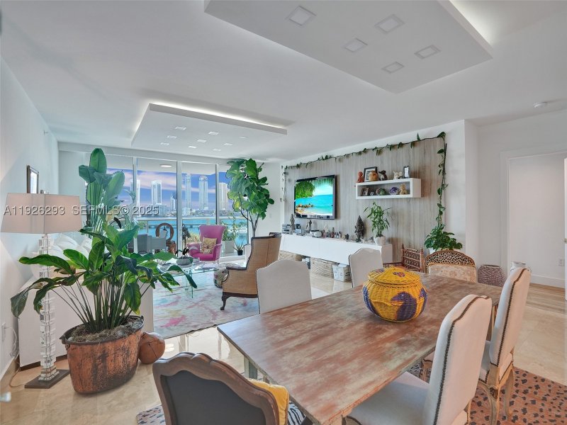 Condo for sale at Peninsula I 704