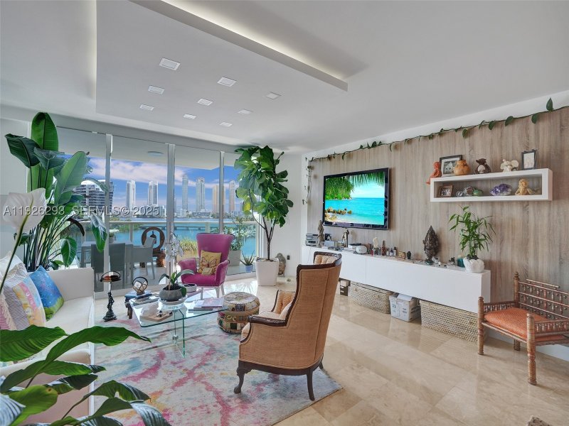 Condo for sale at Peninsula I 704