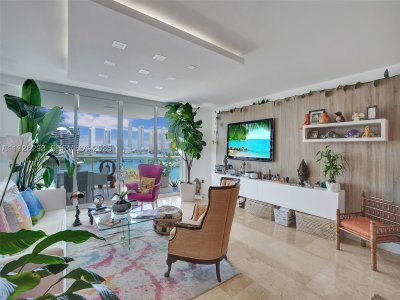 Comprar apartamento no Peninsula I 704