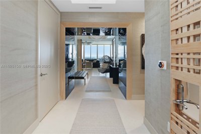 Comprar apartamento no Trump Tower Two 1101