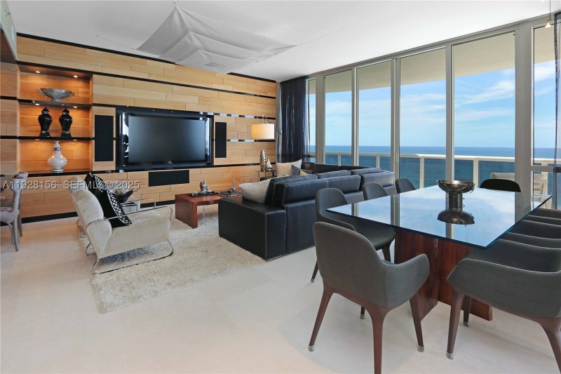 Comprar apartamento no Trump Tower Two 1101