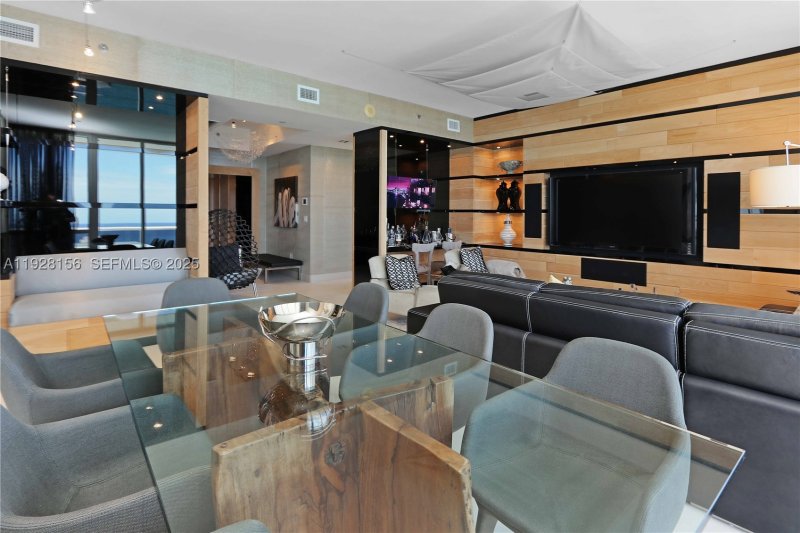 Comprar apartamento no Trump Tower Two 1101