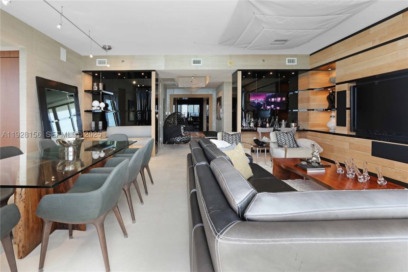 Comprar apartamento no Trump Tower Two 1101