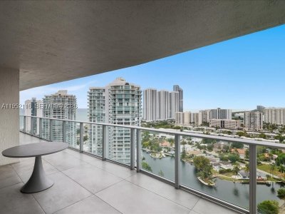Parque Towers at St. Tropez Apt #5-2404