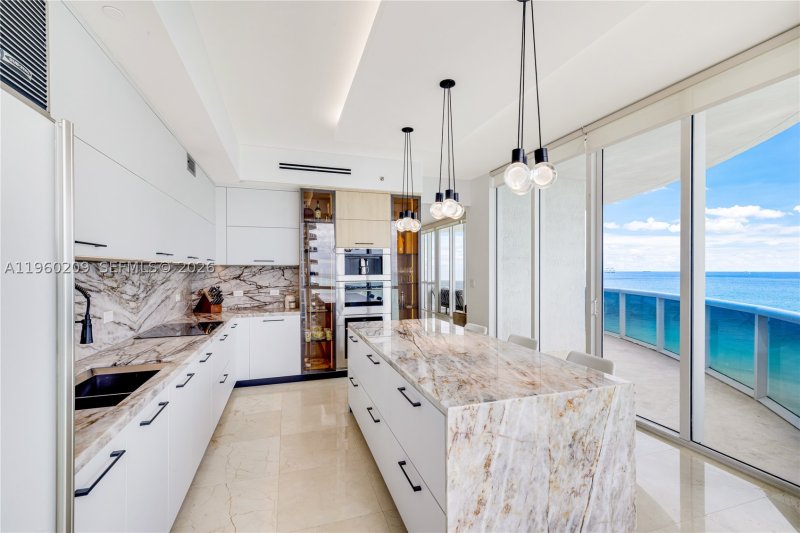 Condo for sale at Trump Tower One 1201