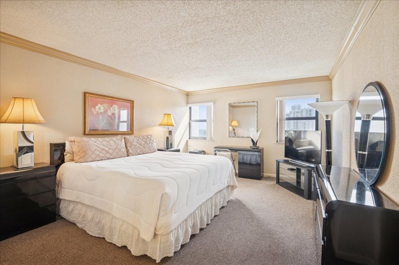 Condo for sale at The Summit 704s