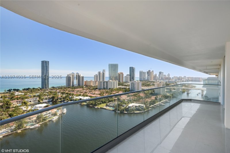 Comprar apartamento no Turnberry Isle 28J