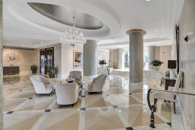 Aluguel de apartamento no The Collins Condo 915