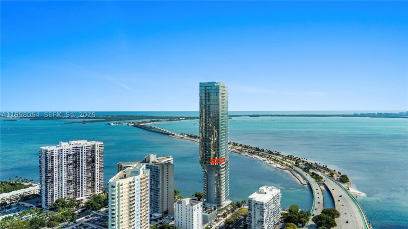 Comprar apartamento no Una Residences at Brickell 2003